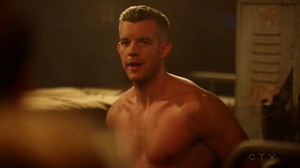  Wentworth Miller and Russell Tovey share a 吻乐队（Kiss） on The Flash