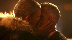  Wentworth Miller and Russell Tovey share a halik on The Flash
