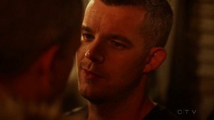  Wentworth Miller and Russell Tovey share a 吻乐队（Kiss） on The Flash