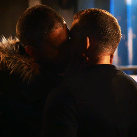  Wentworth Miller and Russell Tovey share a kiss on The Flash