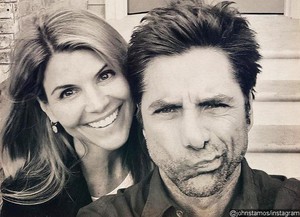 фото jesse and becky reunite on fuller house set