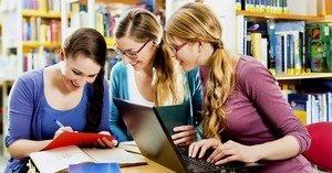  17739 students college application biblioteca libri Leggere Friends girls wide.1200w.tn