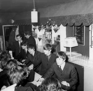  Beatles signing autographs