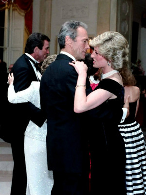  Clint Eastwood dancing with Princess Diana during a gala chajio, chakula cha jioni at the White House (1985)