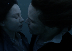  Jamie and Claire kiss - 3x13