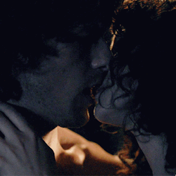  Jamie and Claire Kiss