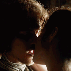  Jamie and Claire KISS