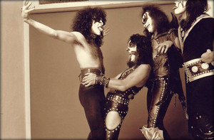  吻乐队（Kiss） ~Hollywood, California...August 25, 1974