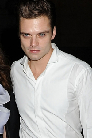  Sebastian Stan white baju