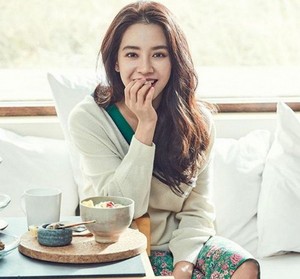 Song Ji Hyo transforms into a spring goddess for 'Sisley'