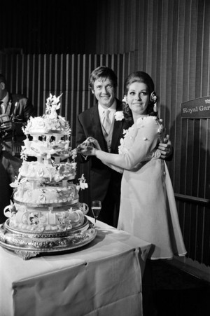  Roger And Luisa On Their Wedding день In 1969