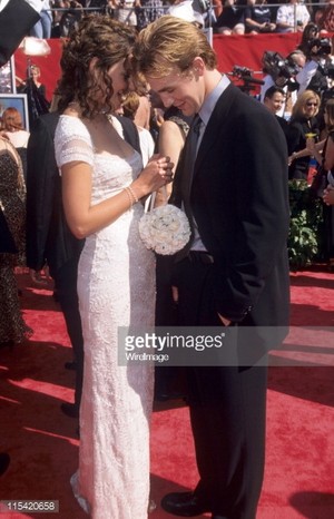  Katie Holmes & James অগ্রদূত Der Beek 1998 Emmys