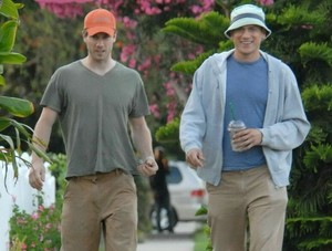  Luke MacFarlane Steps Out with Wentworth Miller27 AUGUST 2007