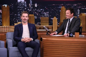  Chris on The Tonight tampil Starring Jimmy Fallon (July '16)