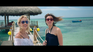  Mandy Moore and Claire Holt in 47 Meters Down