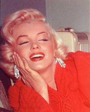  Marilyn Monroe-Norma Jeane Mortenson-baker ( June 1, 1926 – August 5, 1962)
