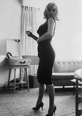  Marilyn Monroe-Norma Jeane Mortenson-baker ( June 1, 1926 – August 5, 1962)