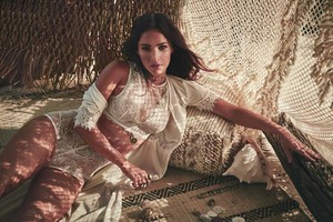  Megan rubah, fox ~ Frederick's Of Hollywood Spring '18 Campaign