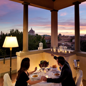  A Nice رات کے کھانے, شام کا کھانا On The Terrace