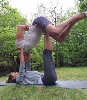  Gisele holds up Tom Brady in a yoga pose!