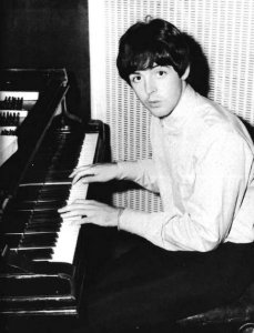  Paul plays the 钢琴