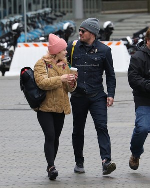  Stephen Amell and Emily Bett Rickards with a ファン at March for our Lives in Vancouver.