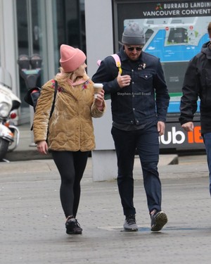  Stephen Amell and Emily Bett Rickards with a fã at March for our Lives in Vancouver.
