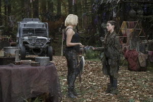  The 100 "Eden" (5x01) promotional picture