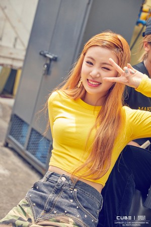  (G)I-DLE ‘I AM’ giacca Shooting Behind (Soojin)