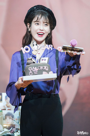  180525 IU at Mon Cher Healing Event
