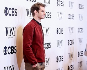  Andrew गारफील्ड attends the 2018 Tony Awards Meet The Nominees Press Junket on May 2, 2018 in NY