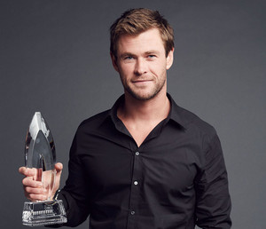  Chris Hemsworth - People's Choice Awards Portrait - 2016