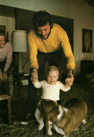  Clint Eastwood at home pagina with his son Kyle and wife Maggie (1969)