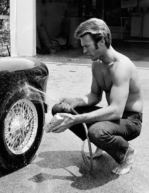  Clint Eastwood photographed kwa John R. Hamilton at nyumbani (1958)