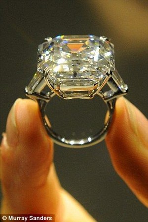  Elizabeth Taylor's Diamond Ring