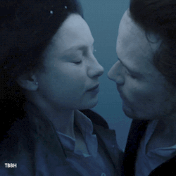  Jamie and Claire kiss - Season 3