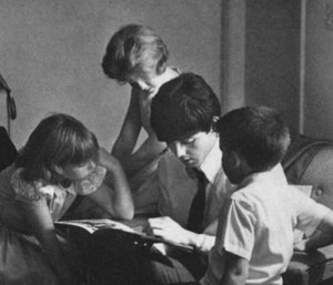  Paul reads to kids