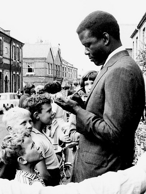  Signing Autographs For Young Фаны