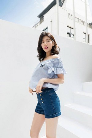  Suzy is pretty in blue for the summer with 'GUESS'