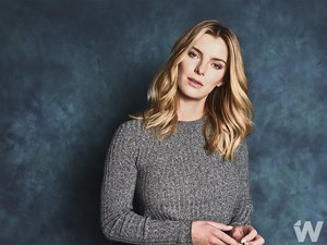  Betty Gilpin at The embrulho, envoltório Photoshoot