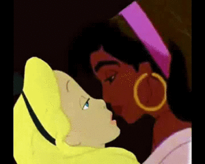  Esmeralda And Alice ciuman
