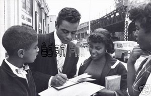  Johnny Mathis Signing Autographs