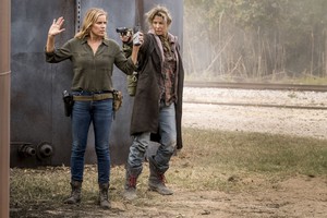  Kim Dickens as Madison Clark in Fear the Walking Dead: "Another ngày in The Diamond"