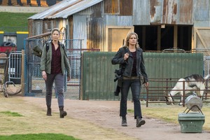  Kim Dickens as Madison Clark in Fear the Walking Dead: "Another hari in The Diamond"