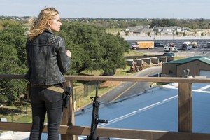  Kim Dickens as Madison Clark in Fear the Walking Dead: "Another dia in The Diamond"
