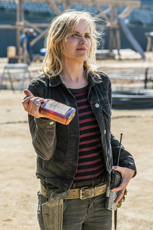  Kim Dickens as Madison Clark in Fear the Walking Dead: "Just In Case"