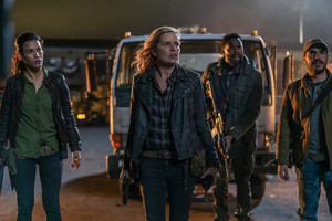  Kim Dickens as Madison Clark in Fear the Walking Dead: "The Wrong Side of Where Du Are Now"