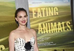  Natalie Portman at Eating mga hayop New York Screening