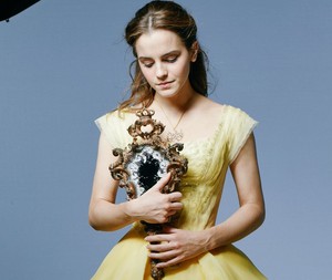  New pic of Emma Watson from 'Beauty and the Beast'
