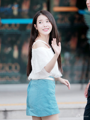  180811 IU（アイユー） arriving at Zico’s Solo コンサート